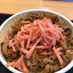 すき家 - 牛丼に七味と紅生姜を盛り盛り
