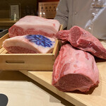 肉屋 雪月花 NAGOYA - この日のお肉(38ヶ月肥育の神戸牛、47ヶ月肥育の松阪牛)