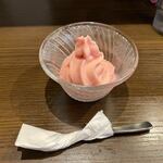 Chikinnam bankompeitei - 食後のデザートは日替わりソフトクリームを選びました、この日はイチゴのソフトでしたよ。