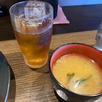 Chikinnam bankompeitei - 選べるドリンクはウーロン茶にしてみました、お味噌汁はカップにとってがついてるんで食べやすかったですよ。
                       