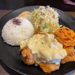 Chikinnam bankompeitei - メインのプレートはサラダ、チキン南蛮、ご飯、パスタ、ポテトの乗った欲張りなワンプレートです。