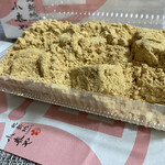 Kitashinchi Koharuya - 香ばしいきな粉がたっぷり
                      なめらかでキメ細かいわらびもちが埋もれてます
                      