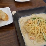 Living Cafe yocco - バケットとエビとアスパラのチーズクリームソースパスタ