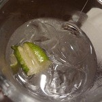 魚の家 - フィンガーライムを焼酎に入れて