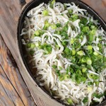 Whitebait and green onion (iron pot rice)