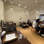 ヴァサラロード - 天井が高く、店内は広々としています