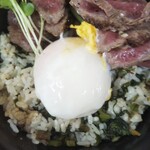 あか牛丼専門店 ごとう屋 - 半熟卵と高菜ごはん