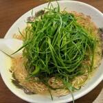 来来亭 - 葱ラーメン940円(税込)麺硬
            麺大盛かライス無料ですと言われ ついつい大盛にしちゃいましたf(^_^)
            九条ねぎの盛りっぷりが良い！背脂たっぷりの醤油スープからはチャルメラに似た香りが漂います