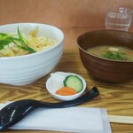 小さな食堂 ヒロ - 海老卵とじ天丼 (税込)500円 ※角度を変えて (2021.05.10)