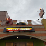 Mister Donut - 2021/05 多摩センター駅からパルテノン大通りを歩いて行くと、途中に地中海リゾートの街並をイメージして造られた商業施設の 丘の上パティオがあり、その中にある ミスタードーナツ 多摩センターショップ。