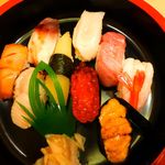 奴寿司 - 特上生寿司を上から。とろ・ほたて・アワビ・いくら・ほっき・数の子・うに・赤貝・エビ