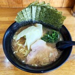 Yokohamaramemmannenya - ラーメン750円麺硬め。海苔増し100円。