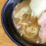 横浜ラーメン萬年家 - かなりライトな豚骨スープ。