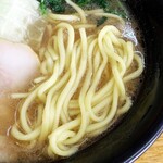 横浜ラーメン萬年家 - 丸山製麺(株)の麺は少し細め。