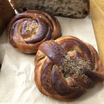 VANER - 手前がカルダモンロール、奥がシナモンロール