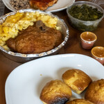 Sylvia's Restaurant - Golden Fried Pork Chops＋Baked Macaroni & Cheese、Homemade Biscuits４つ、Traditional Collard Greensも見えています。