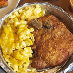 Sylvia's Restaurant - 料理写真:Golden Fried Pork ChopsとBaked Macaroni & Cheese。