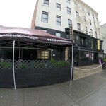 Sylvia's Restaurant - 店舗外観。テント部分が路上席になっています。