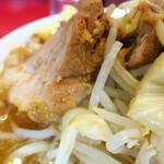 ラーメン二郎 - 豚の厚み