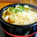 丸池製麺所 - かけ出汁にうどんを入れる