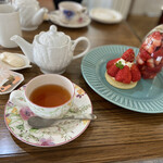 Yellow bird cafe - ロンネフェルトの紅茶、苺タルト＋グラス苺