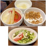 Houmitei - 上：ハヤシライスのお供に、トマトとホワイトアスパラ（缶詰かな）とキャベツのコールスロー・フライドオニオン・粉チーズが一緒に付きます。
                        下：ミニサラダもセットです。