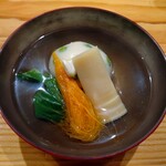 玄斎 - 椀物～うすいえんどうの豆乳葛豆腐 柚子の花 貝塚の筍