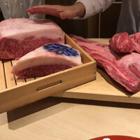 肉屋 雪月花 NAGOYA - この日のお肉達は①神戸牛 田中畜産 38ヶ月飼育と②特産 松阪牛 濱口和人 47ヶ月飼育の2本建て！
