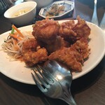 中国料理 吉珍樓 - 油淋鳥。付け合わせの野菜も美味しい。