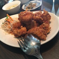 中国料理 吉珍樓 ルーセントタワー店 - 油淋鳥。付け合わせの野菜も美味しい。