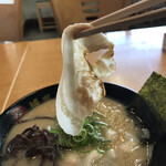 博多ラーメン つる - 薄めのチャーシュー２枚