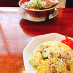 あづまや - 奥が生姜醤油ラーメン　手前が半チャーハン　いただきます