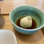 おばんざい・炙り焼き・酒 菜な - 添えられた小鉢は３つ最初は寄せ豆腐です。
