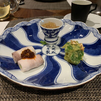 series - 4.アオリイカとアボカド　姜葱和え 5.大連産くらげ　檸檬風味 6.雲白肉　ガーリックチリソース