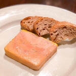 コム・ア・ラ・メゾン - ・ランド産鴨のフォアグラのテリーヌ アルマニャック風味
      オーラハンパない。