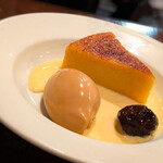 コム・ア・ラ・メゾン - ・細かいとうもろこし粉で作った焼き菓子"ミヤソン"アジャン産プルーンのアルマニャック漬けとキャラメルのアイス
      
      注目はこのアイスの照りです。
      ここまで鏡のようなアイス‥！！！