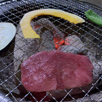 Tanaka Horumon - 炭火で牛タンを焼いていきます…