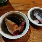 かぶと - 左は天然うなぎ、右は養殖うなぎの頭