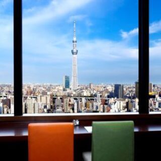 窓辺で絶景を堪能できるパノラマカウンター。1席￥500