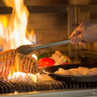 武藏窯で焼き上げた自慢のグリル料理など和洋中ブッフェを堪能！