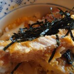 ミッキー食堂 - ●カツ丼　700円　の断面　5ミリ程と薄めながらも、
            身の締まった旨いとんかつの断面に見える