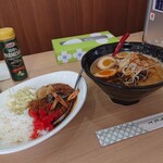 十勝帯広らぁめん 元 - 料理写真:濃厚味噌味玉ら～めん 950円、激辛キーマぐれカレー 600円(税込)