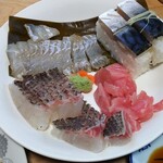 虹のマート - 刺身盛り付け（ヒラメ、真鯛、本マグロ）盛り付けは自分で