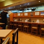 札幌本舗 - 店内入って右がカウンター。中が厨房です。
