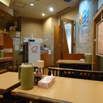 札幌本舗 - 玄関横にレジ。券売機はなく、後払いです。