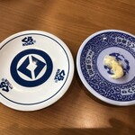 無添 くら寿司 秋田茨島店 - 左）新ロゴ皿・右）旧皿【２０２１年４月撮影】