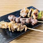 Sumibi Yakitori Chabo - 焼き鳥メニュー左から「かわ」「ずり」「ねぎみ」を単品オーダー