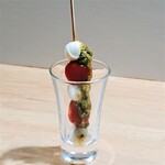 WINE&BEER 頂 - カプレーゼ　
ジェノベーゼソース(ナチュラルなモッツァレラチーズとバジルの香りで気分が上がります)

