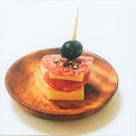 WINE&BEER 頂 - サラミとチーズ
(別々に食べても一緒に食べても、いいおつまみになりますよ)
