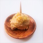 WINE&BEER 頂 - ねぎ塩チキン
(鶏もも肉をグリルで焼いて旨味を閉じ込めた・・・・だけで美味しいですが、ねぎ塩だれをかけました)
